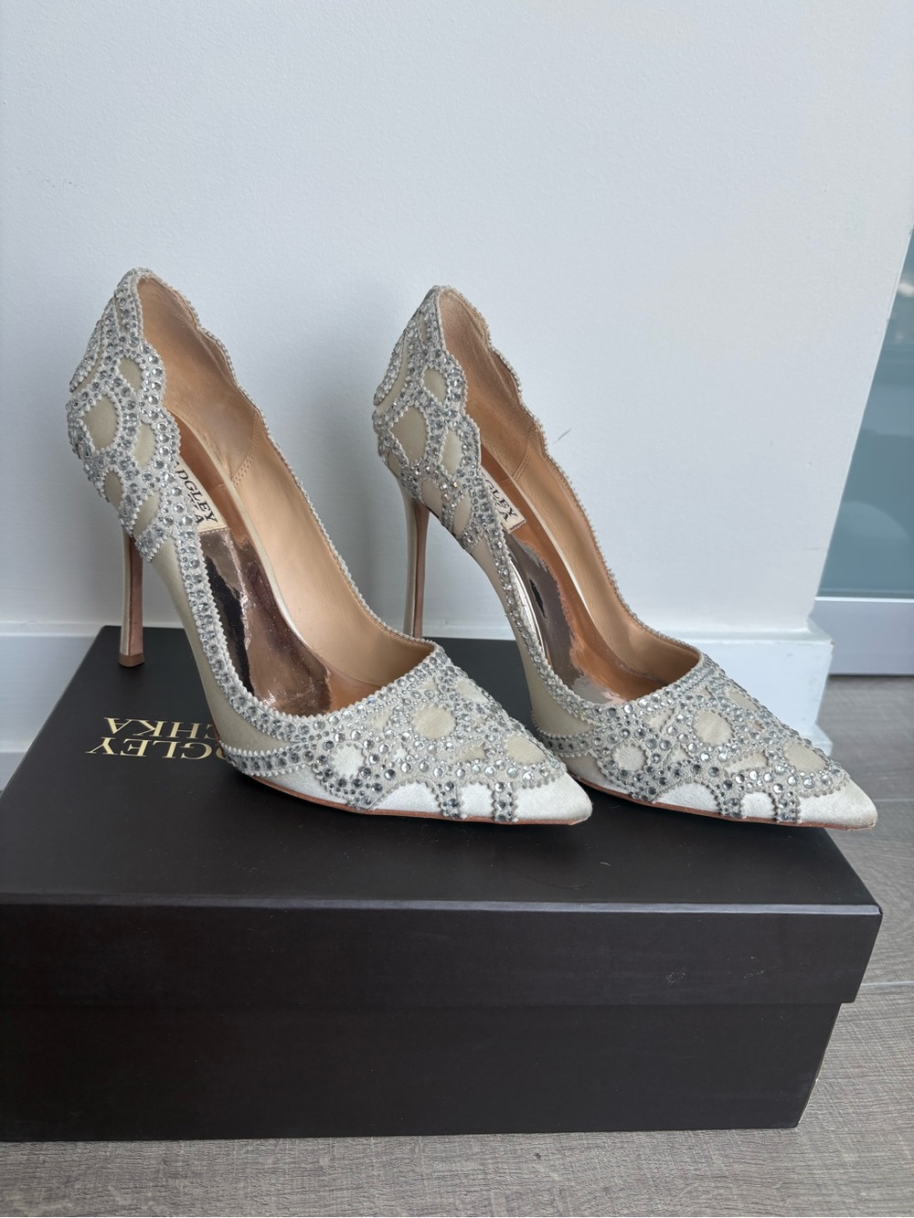 Badgley Mischka Champagne Crystal-Embellished Pointed-Toe Stilettos Size 8.5